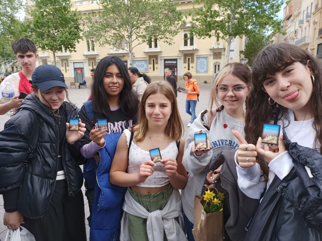 Les guanyadores dels reptes del viatge a Carcassonne mostren el seu premi