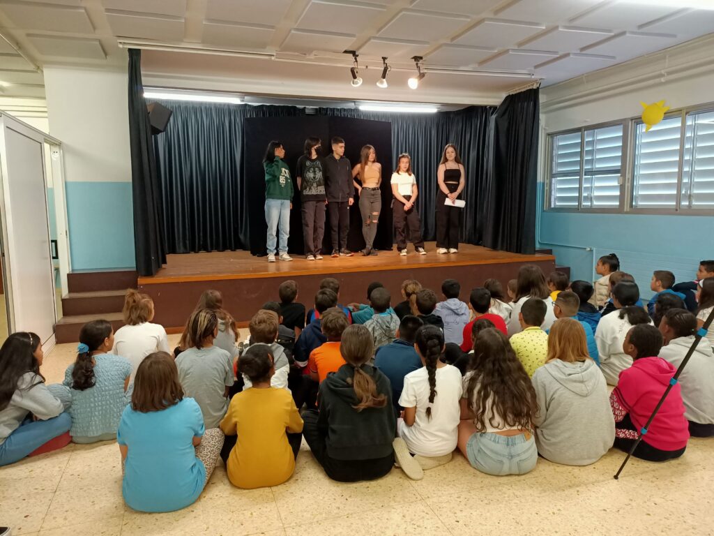 Les Agents liles presenten l'obra de teatre Una altra llegenda de dracs a l'Escola Joaquim Blume