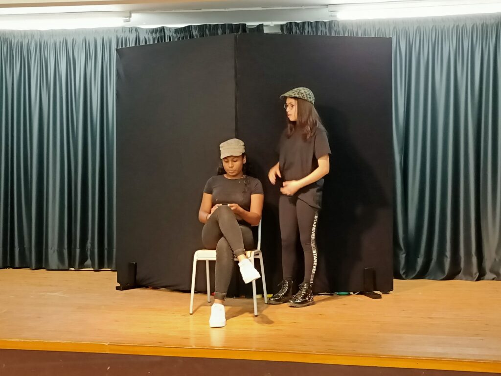 Un moment de l'obra de teatre Una altra llegenda de dracs a l'Escola Joaquim Blume