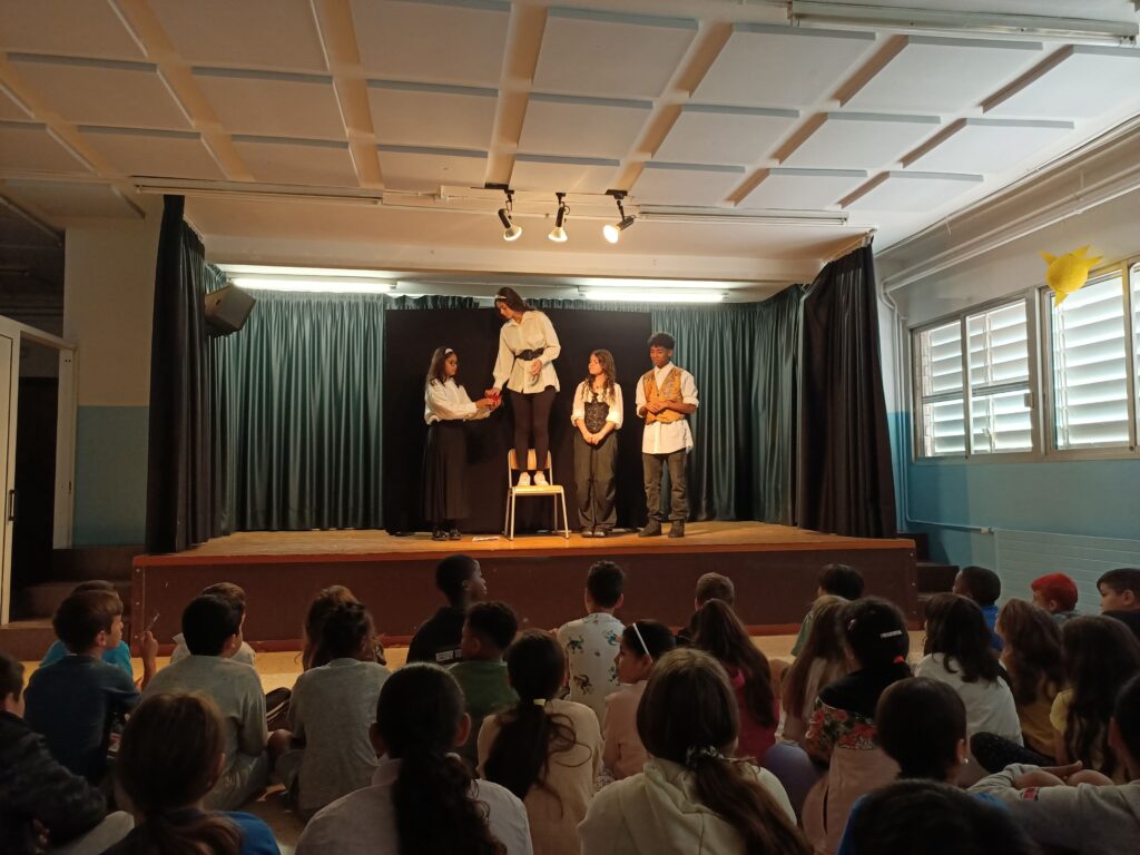 Un moment de l'obra de teatre Una altra llegenda de dracs a l'Escola Joaquim Blume