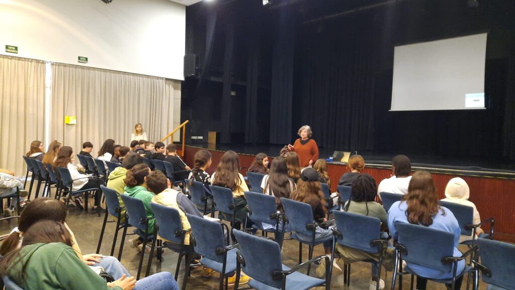 L'escriptora Gisela Pou comparteix les seves experiències amb l'alumnat de 1r d'ESO al Centre Cívic Sant Oleguer