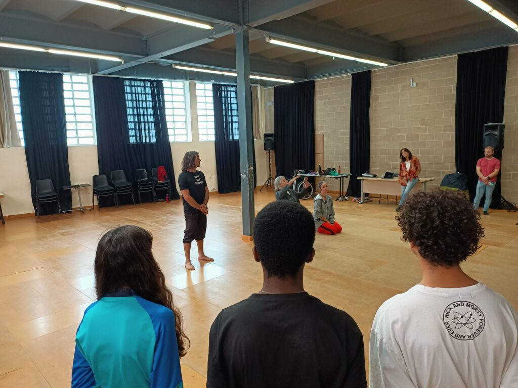 Alumnat de 4t d'ESO al taller de dansa inclusiva amb AME a l'Estruch