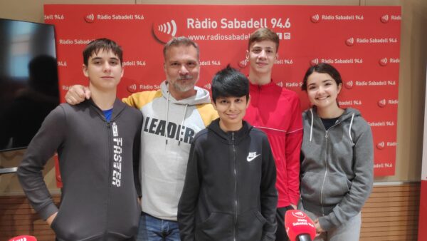 Un professor i alumnes de l'institut a Ràdio Sabadell.