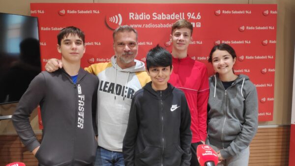 Un professor i alumnes de l'institut a Ràdio Sabadell.