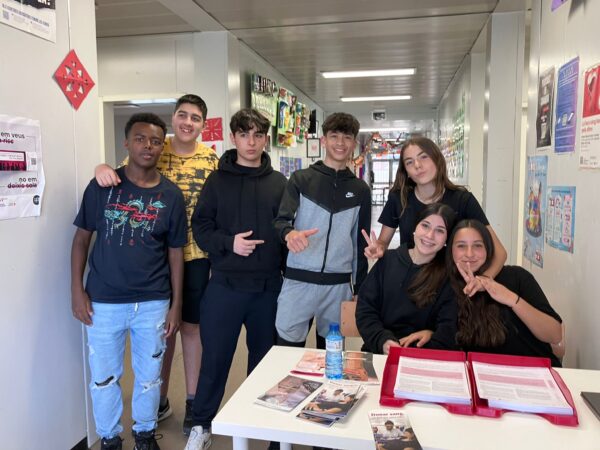 Alumnes de 3r a la donació de sang.