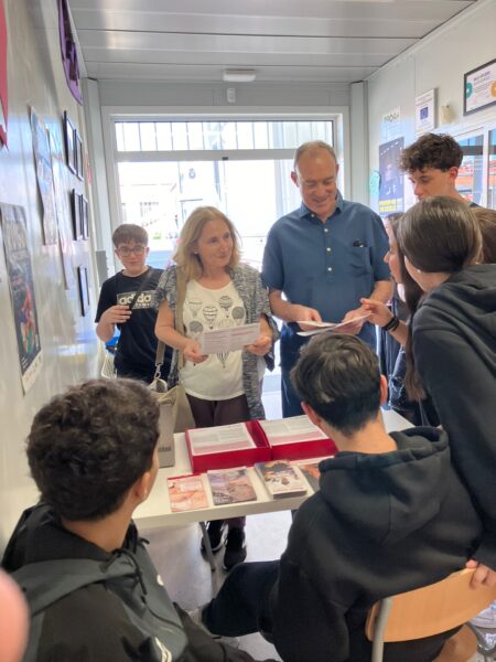 Alumnes de 3r i donants a la jornada de donació de sang.