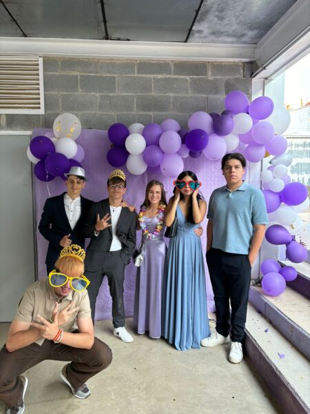 Alumnes al fotoreclam de la festa de comiat de 4t d'ESO de 2024.