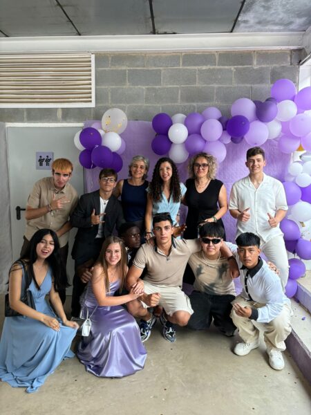 Alumnes i professores al fotoreclam de la festa de comiat de 4t d'ESO de 2024.