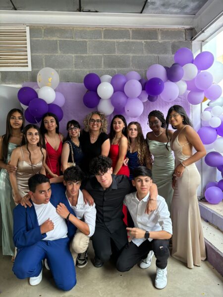 Alumnes i professores al fotoreclam de la festa de comiat de 4t d'ESO de 2024.