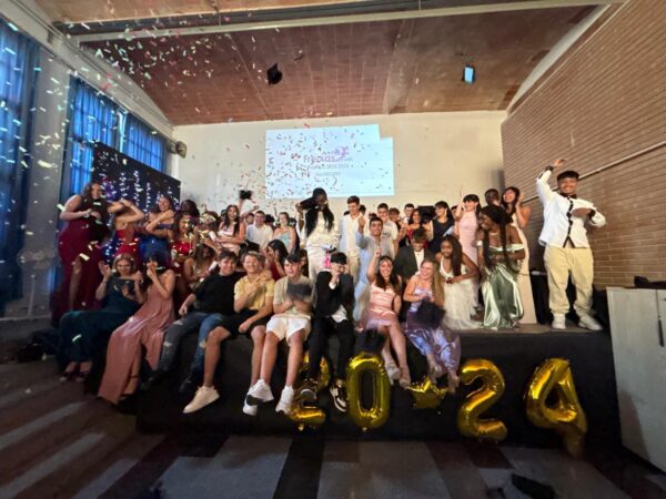 Foto de grup del comiat de 4t ESO de l'any 2024.