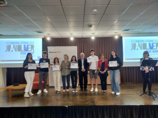 Alumnes premiats en la Categoria B al 43è Concurs literari Joan Oliver.