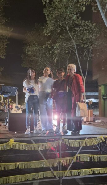 Alumnat de 2n ESO fent el pregó de la Festa Major de l'Eixample de Sabadell del 2024