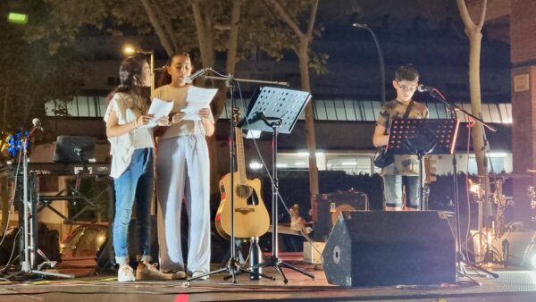 Alumnat de 2n ESO fent el pregó de la Festa Major de l'Eixample de Sabadell del 2024