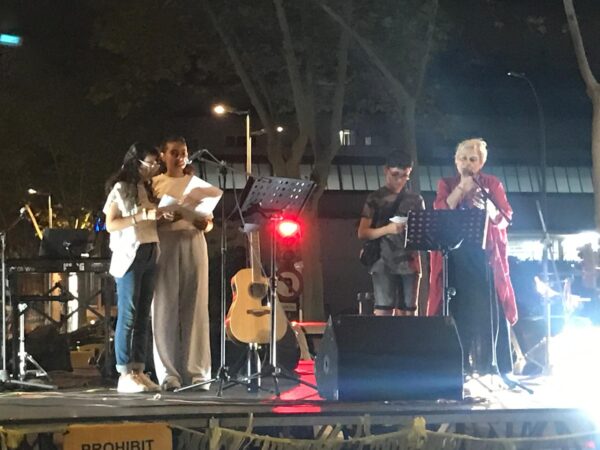 Alumnat de 2n ESO fent el pregó de la Festa Major de l'Eixample de Sabadell del 2024