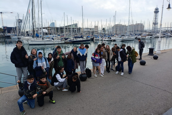 Alumnat de l'Aula d'acollida i el SIEI al Port Vell de Barcelona.