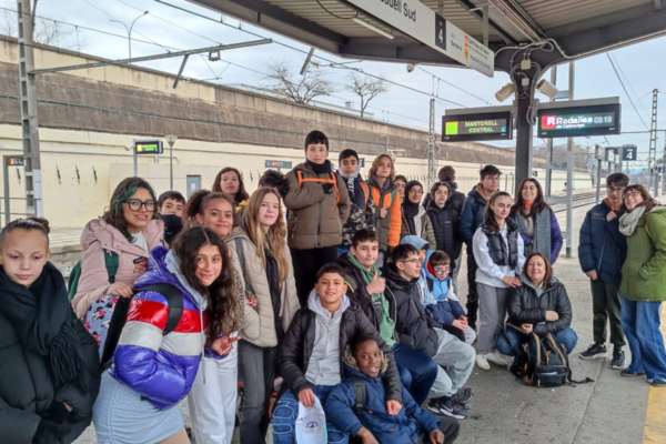 Alumnat de l'Aula d'acollida i el SIEI a punt per agafar el tren cap a Barcelona.