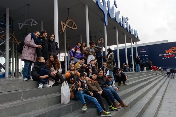 Alumnat de l'Aula d'acollida i el SIEI davant de l'Aquàrium de Barcelona.