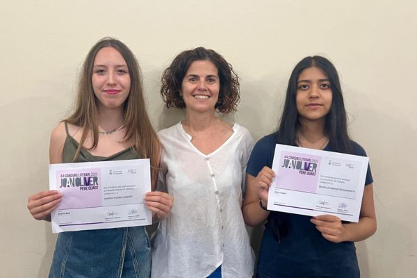 Alumnes del Narcisa amb els diplomes que les acredita com a guanyadores del Concurs literari Joan Oliver 2025. Al mig, la directora de l'institut.