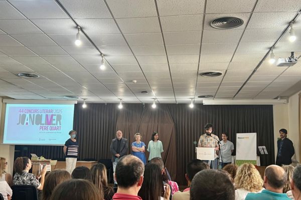 Acte d'entrega de premis de la 44a edició del Concurs literari Joan Oliver.