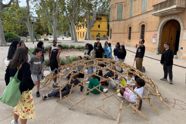 Els alumnes de 2n d'ESO construeixen una cúpula de Leonardo al Museu de les Matemàtiques.