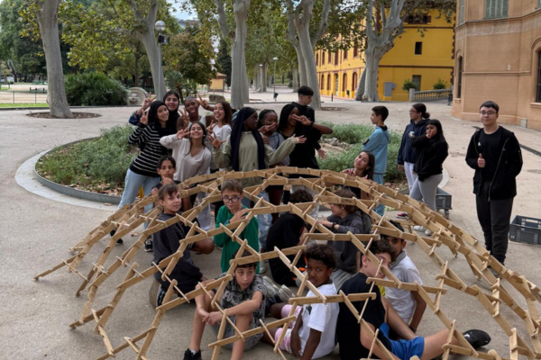Els alumnes de 2n d'ESO construeixen una cúpula de Leonardo al Museu de les Matemàtiques.