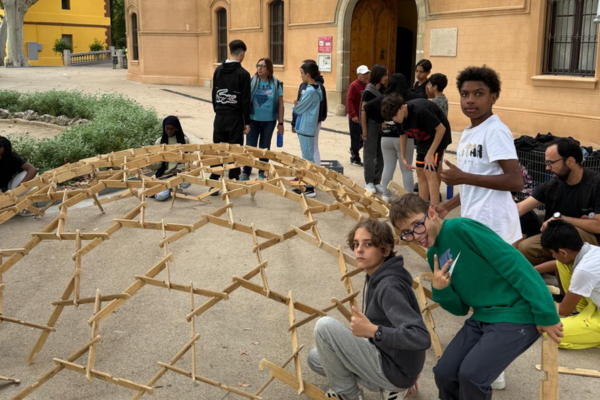 Els alumnes de 2n d'ESO construeixen una cúpula de Leonardo al Museu de les Matemàtiques.