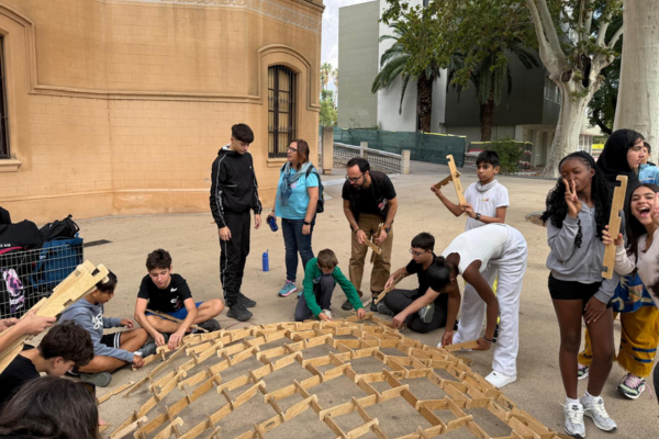 Els alumnes de 2n d'ESO construeixen una cúpula de Leonardo al Museu de les Matemàtiques.