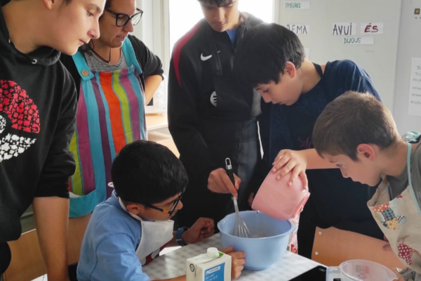 Alumnat del SIEI prepara magdalenes i croissants al taller de cuina.
