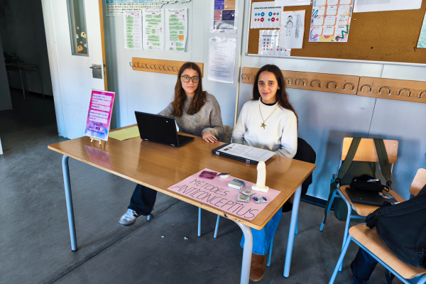 Dues alumnes a la fira del projecte Sex is... del 2025