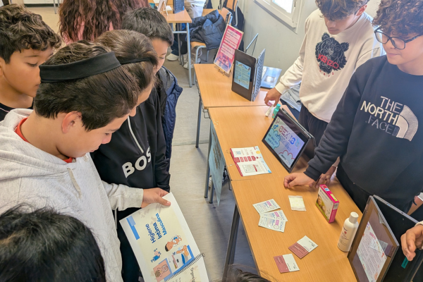 Alumnes visitant la fira del projecte Sex is... del 2025