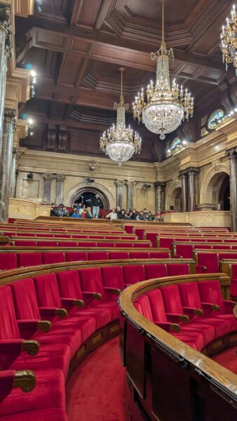 Alumnat de 3r a l'hemicicle del Parlament de Catalunya