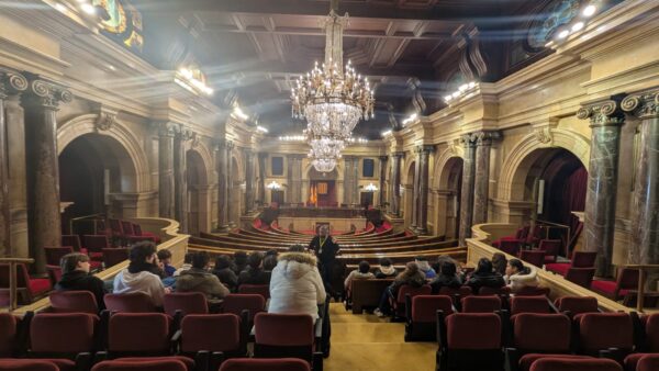 Alumnat de 3r a l'hemicicle del Parlament de Catalunya