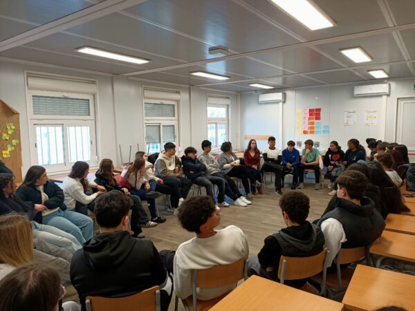 Exalumnes expliquen les seves experiències a la postobligatòria a alumnes de 4t d'ESO. 