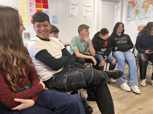 Exalumnes expliquen les seves experiències a la postobligatòria a alumnes de 4t d'ESO. 