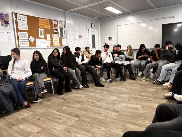 Exalumnes expliquen les seves experiències a la postobligatòria a alumnes de 4t d'ESO. 