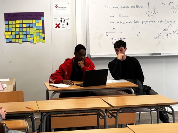 Exalumnes expliquen les seves experiències a la postobligatòria a alumnes de 4t d'ESO. 
