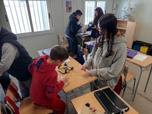 Alumnat de 2n ESO es prepara per la cursa de cotxes elèctrics del projecte STEM.