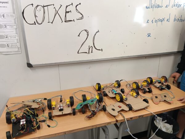 Els prototips de l'alumnat de 2n ESO per la cursa de cotxes elèctrics del projecte STEM.