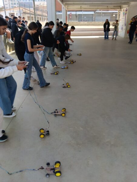 Alumnat de 2n ESO es prepara per la cursa de cotxes elèctrics del projecte STEM.