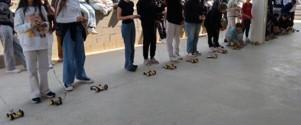 Alumnat de 2n ESO es prepara per la cursa de cotxes elèctrics del projecte STEM.