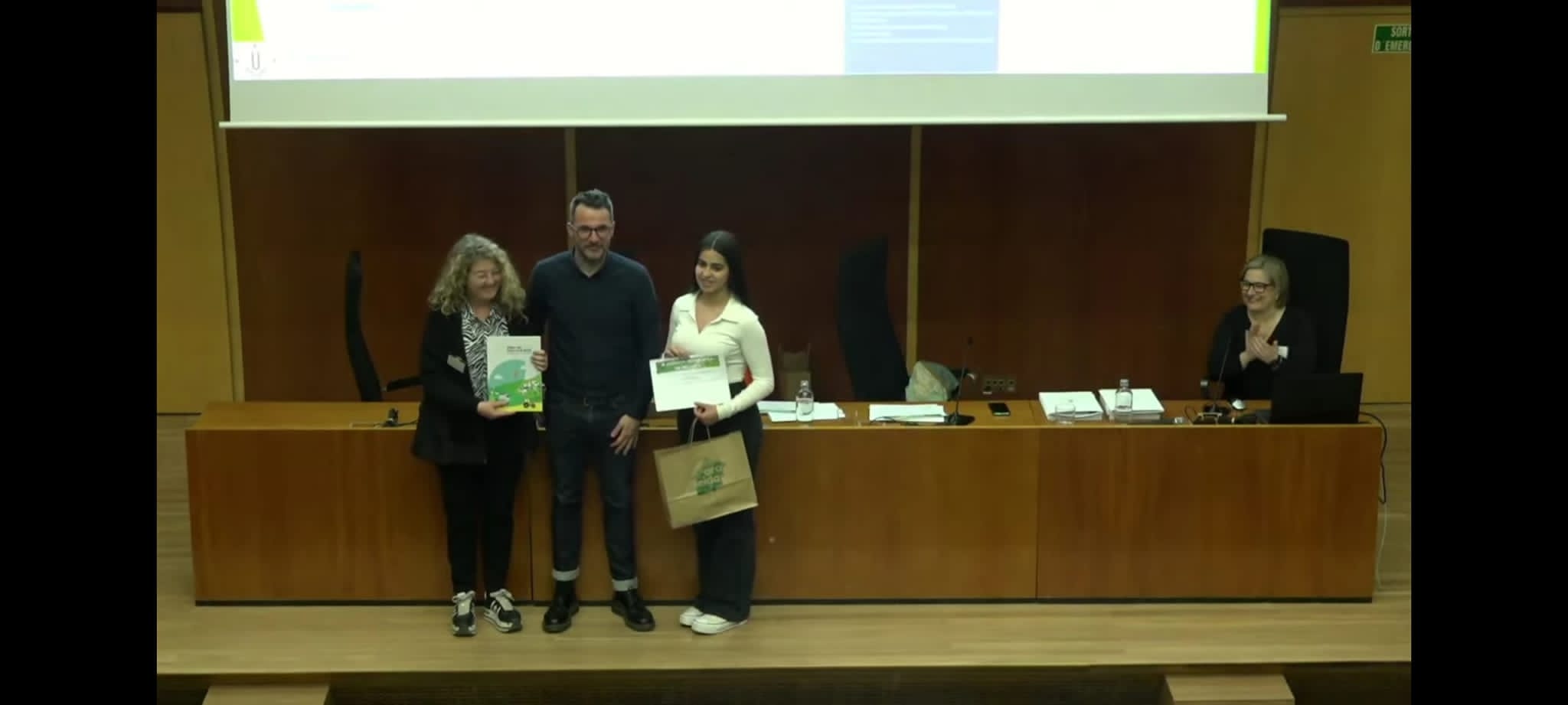 L'alumna Clàudia Sánchez rep el premi a la UdL.