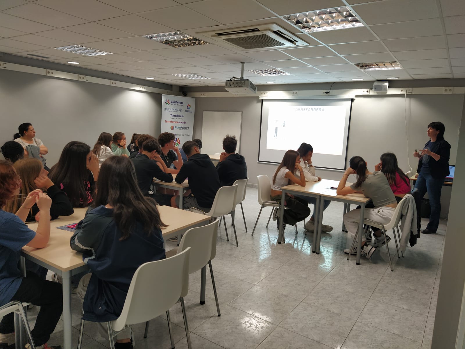 Alumnes d'Emprenedoria visiten el CEI de Torrefarrera. 