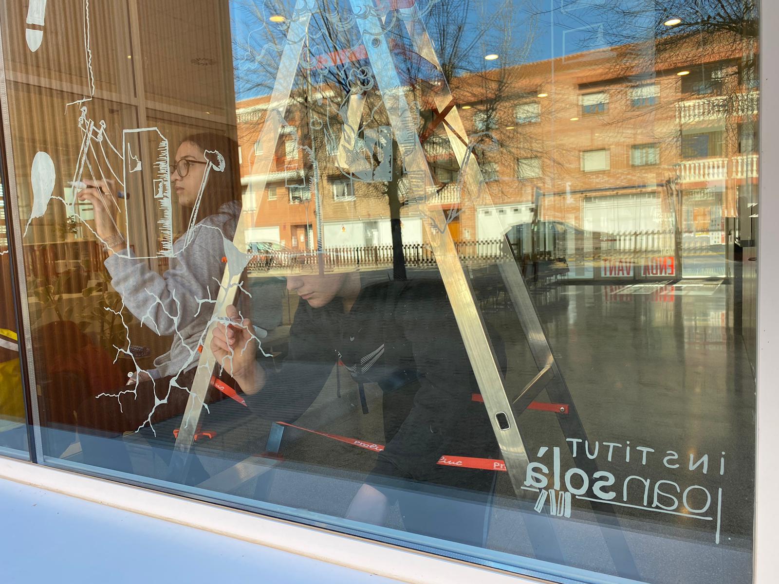 Mural sobre el dia d ela pau a la biblioteca