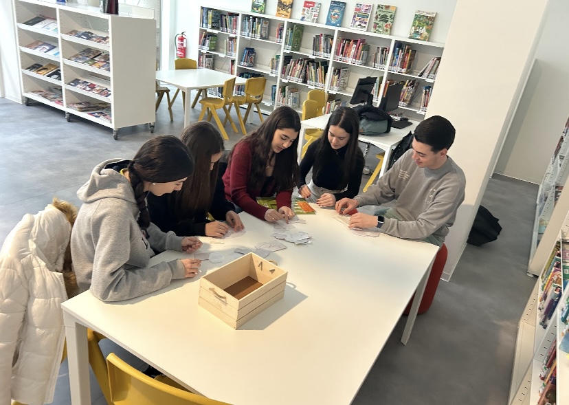 L'alumnat de 4t d'ESO explica contes a la biblioteca