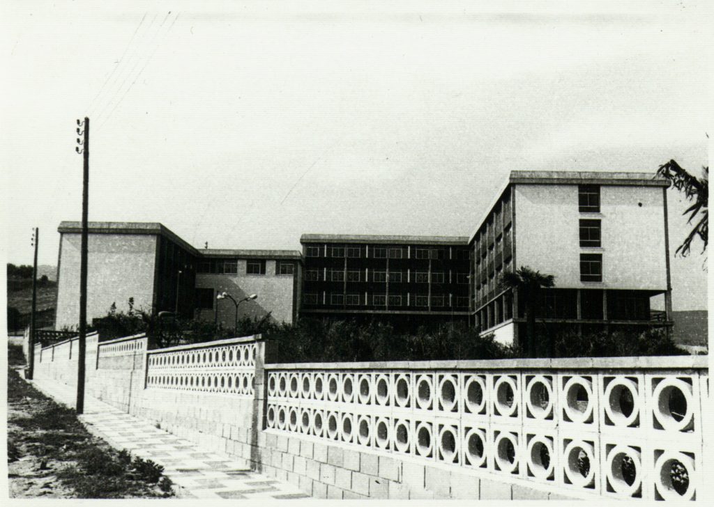 Foto antiga en blanc i negre. Vista posterior de l'institut.