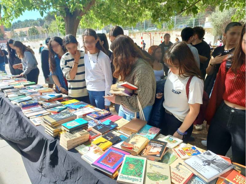 alumnes mirant llibres en una paradeta