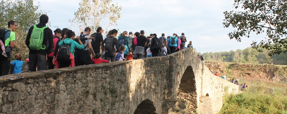Alumnes creuant un pont