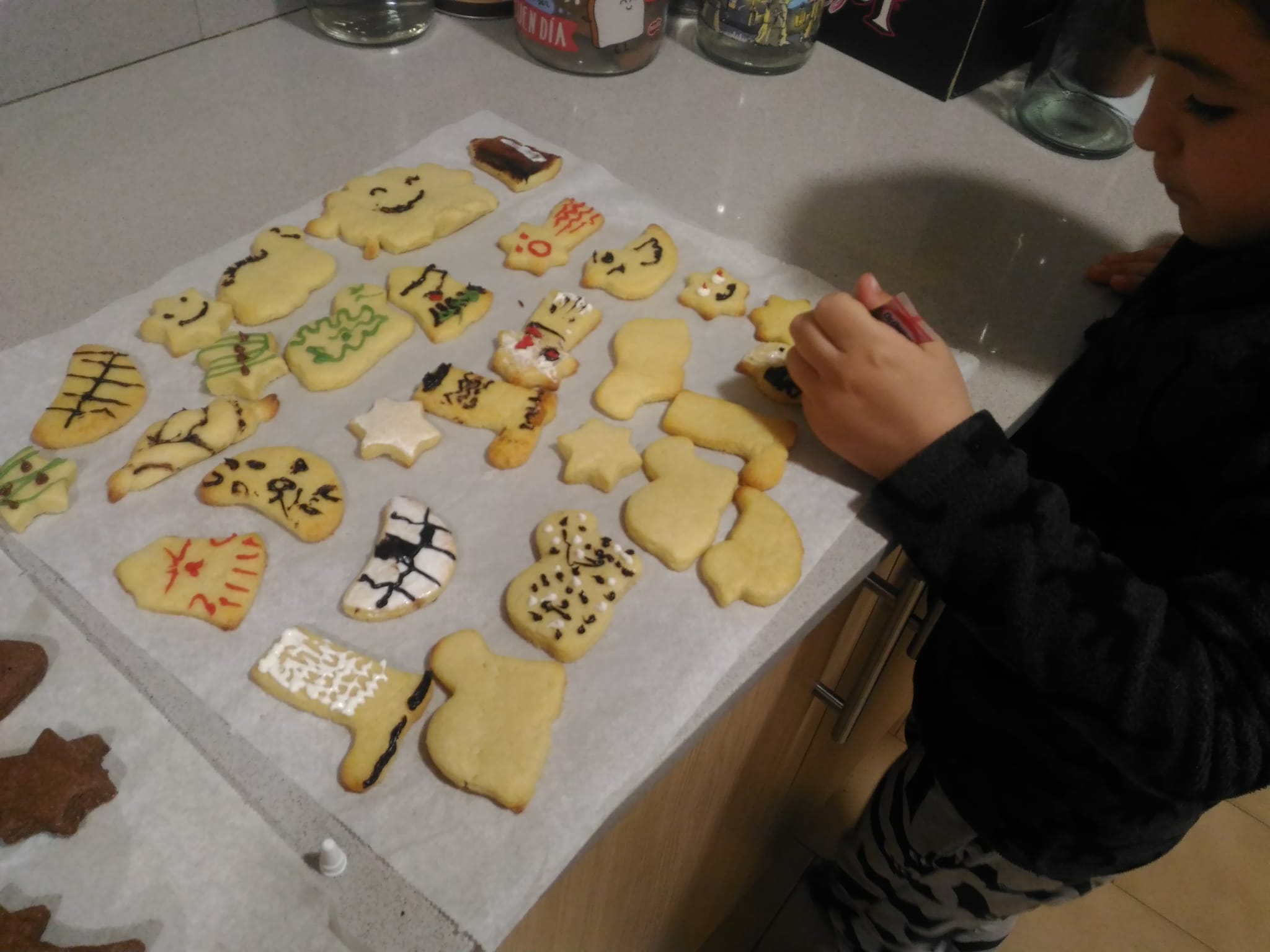 L'Unai de 1r decorant les galetes que ha fet