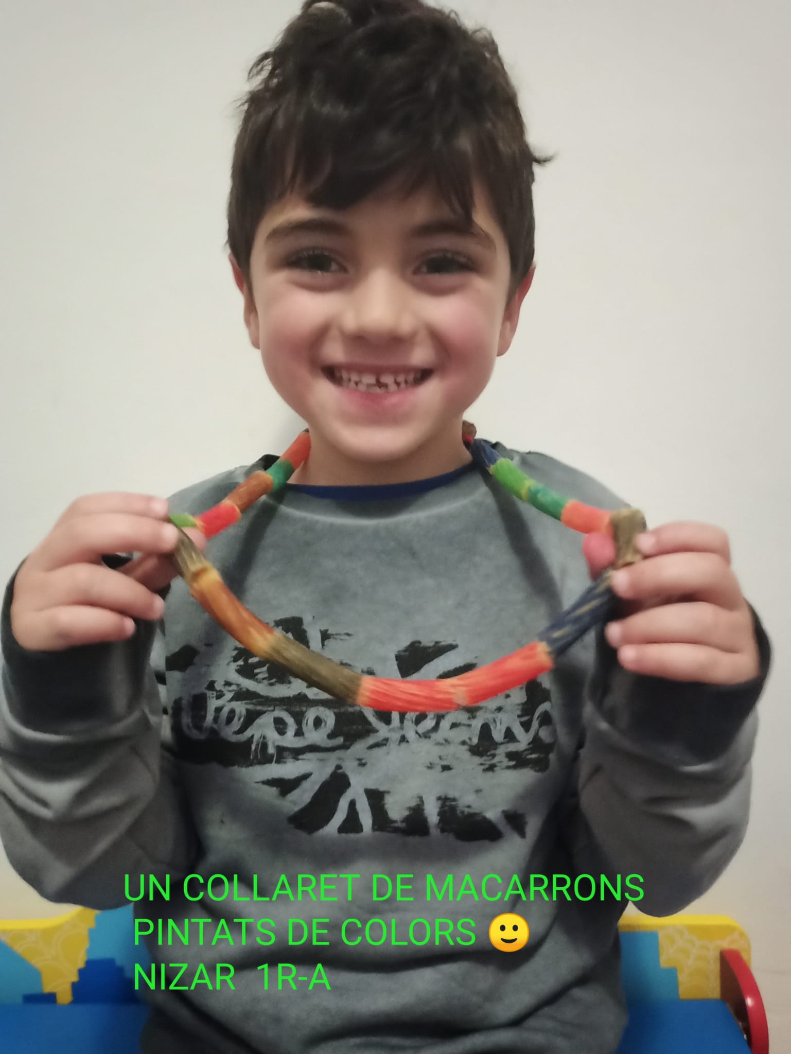 El Nizar de 1r ha fet un collaret de macarrons pintats de colors