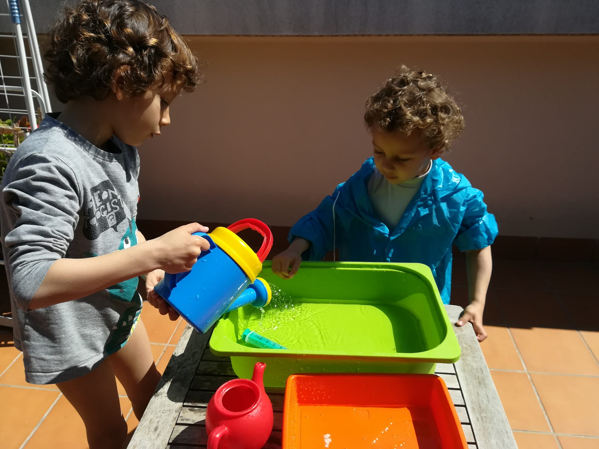 El Nil de 1r i el seu germà Marcel fan trasvassaments d'aigua